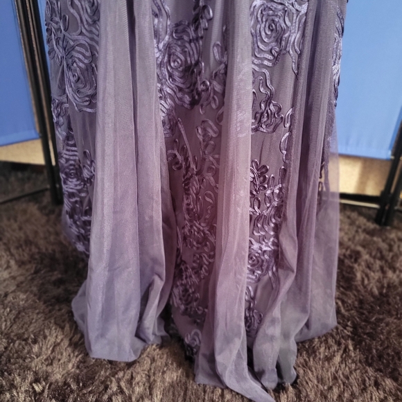 Elegant Navy Evening Gown - Picture 3 of 4